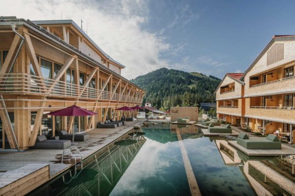 Day-Spa-im-Allgaeu-Hubertus-Mountain-Refugio-Naturbadeteich-1840x1200